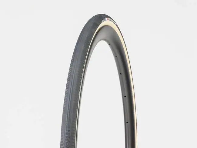 Cykeldäck Bontrager R4 Classics Hard-Case Lite 28-622 svart/vit
