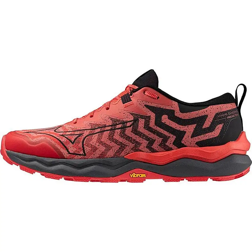Löparskor Mizuno Wave Daichi 8 Herr Cayenne/Black/High Risk Red